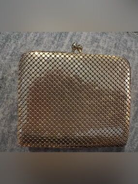 Bueno Gold Mesh Kiss-Lock wallet